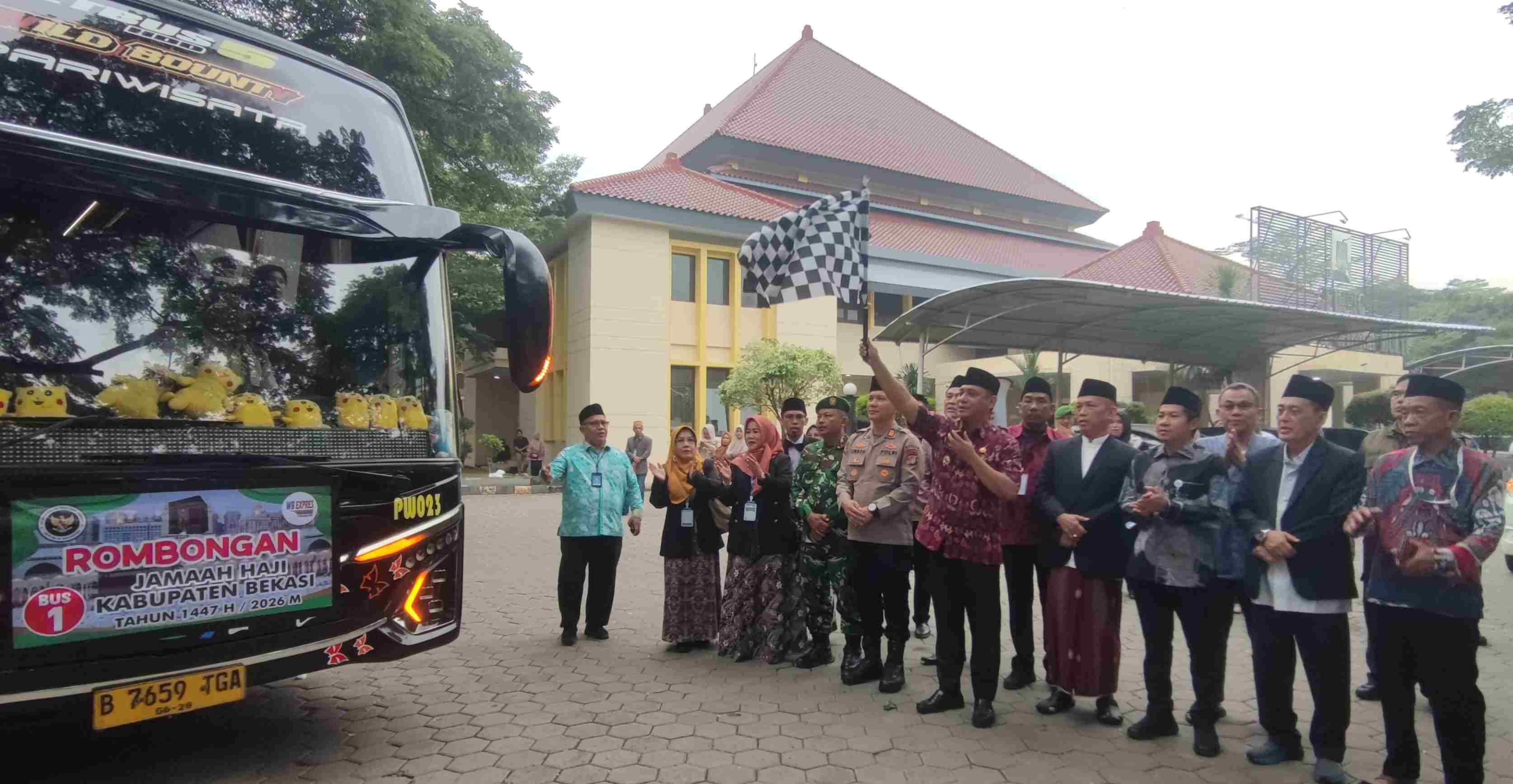 Plt Bupati Asep Surya Atmaja Lepas Kloter Perdana Jamaah Haji Kabupaten Bekasi