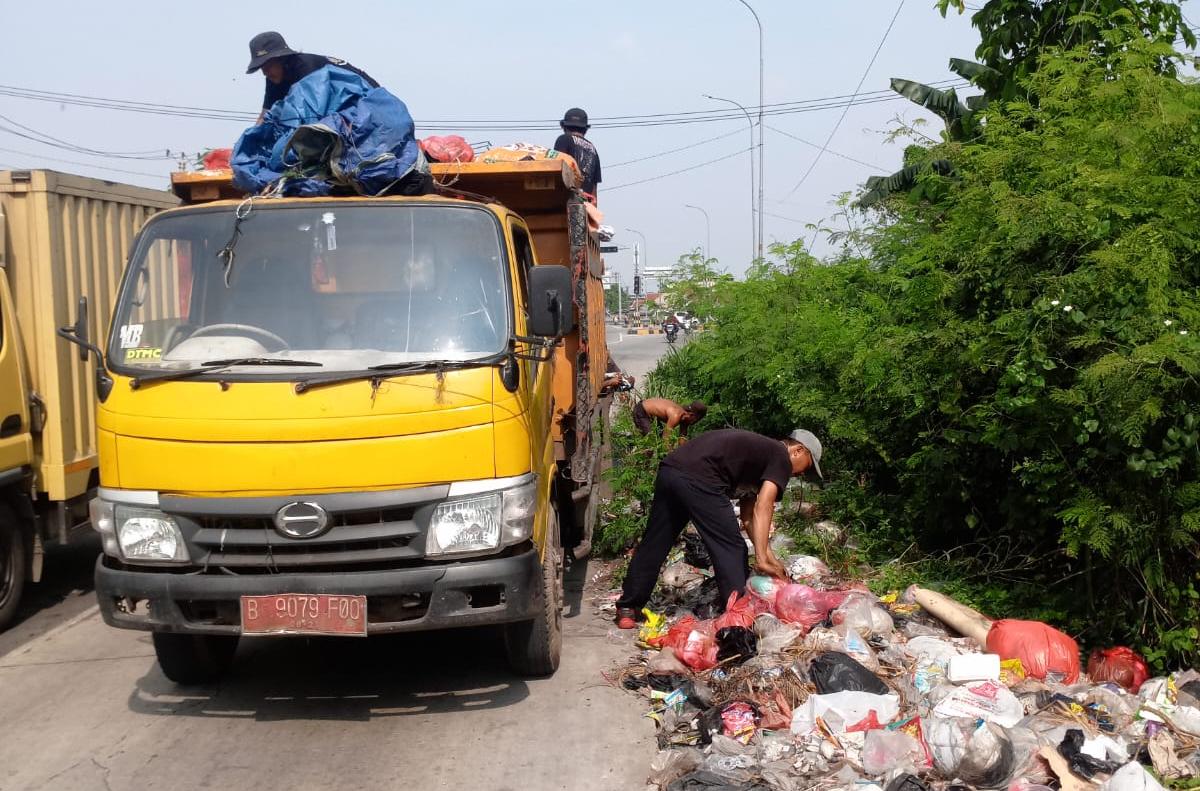 UPTD Wilayah II Kerahkan Armada Bersihkan Sampah Liar di Exit Tol Gabus
