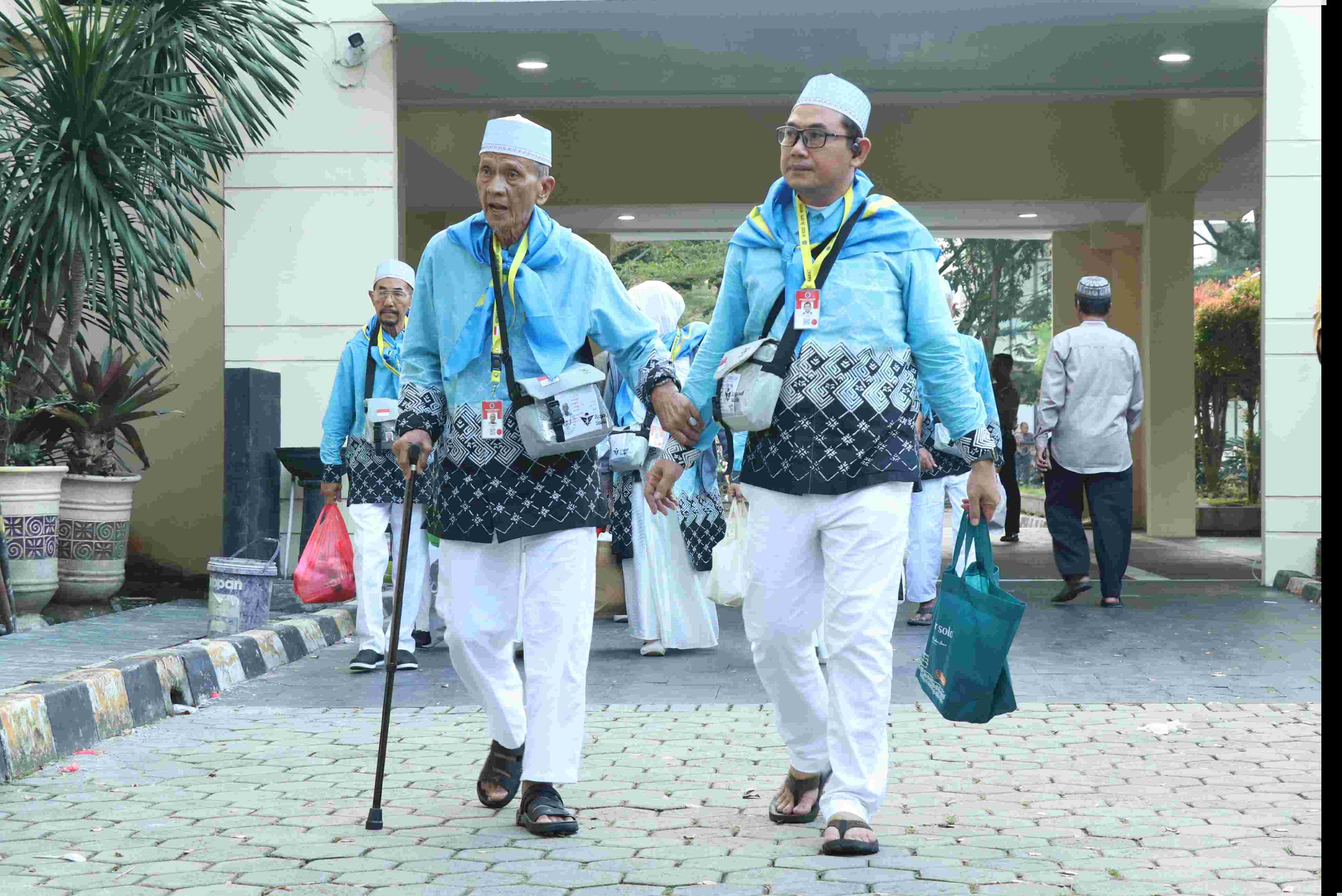 Sekda Endin Samsudin Lepas 542 Jemaah Haji Kloter Terakhir Kabupaten Bekasi