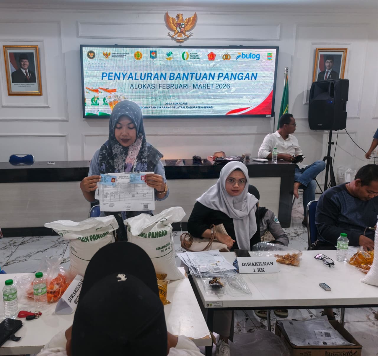 1.632 KPM di Desa Sukadami Terima Bantuan Pangan Beras dan Minyak Goreng