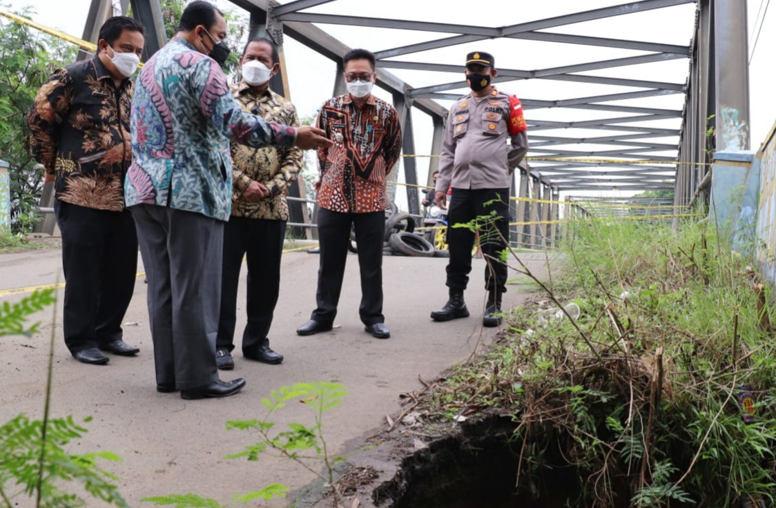 Pemkab Bekasi Segera Perbaiki Titik Longsor Jembatan Cipamingkis